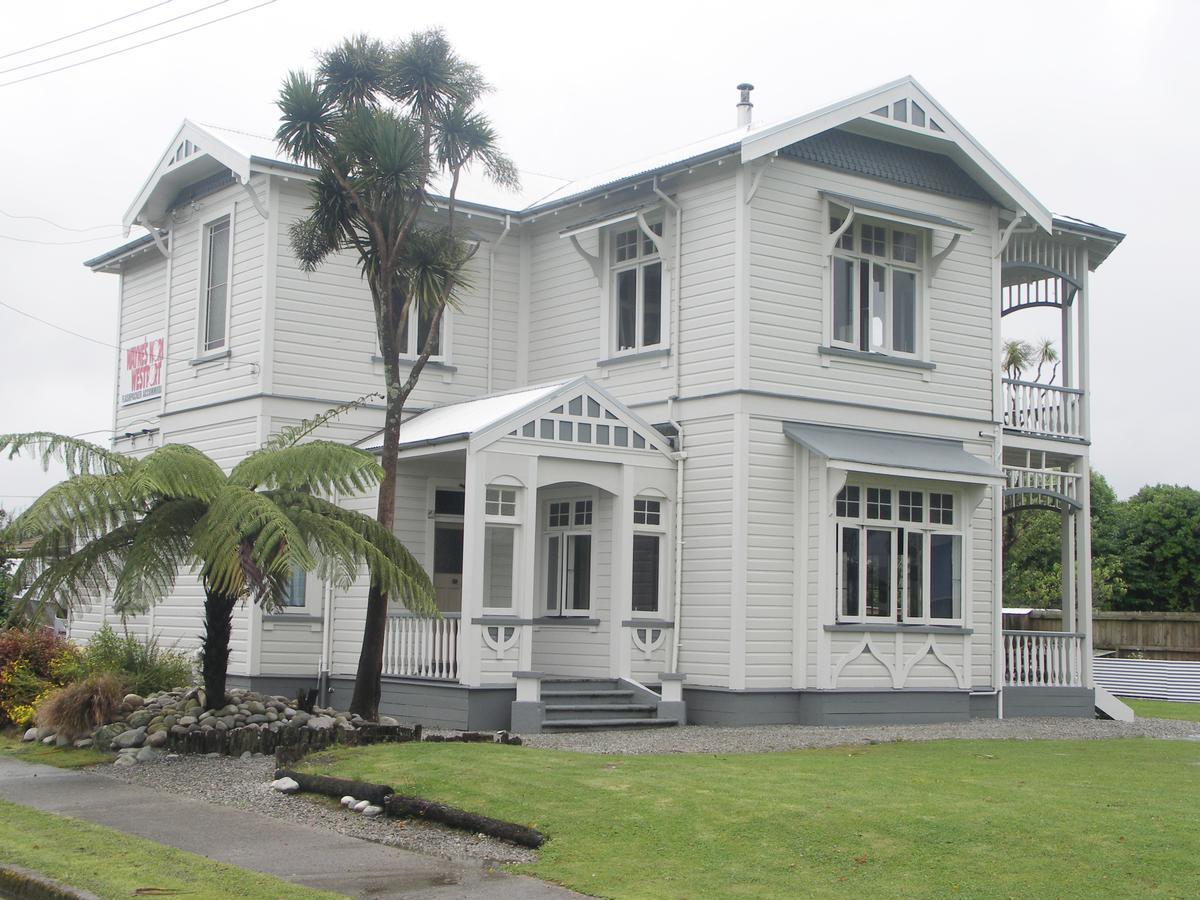 Wayne'S World Westport Hostel Exterior photo